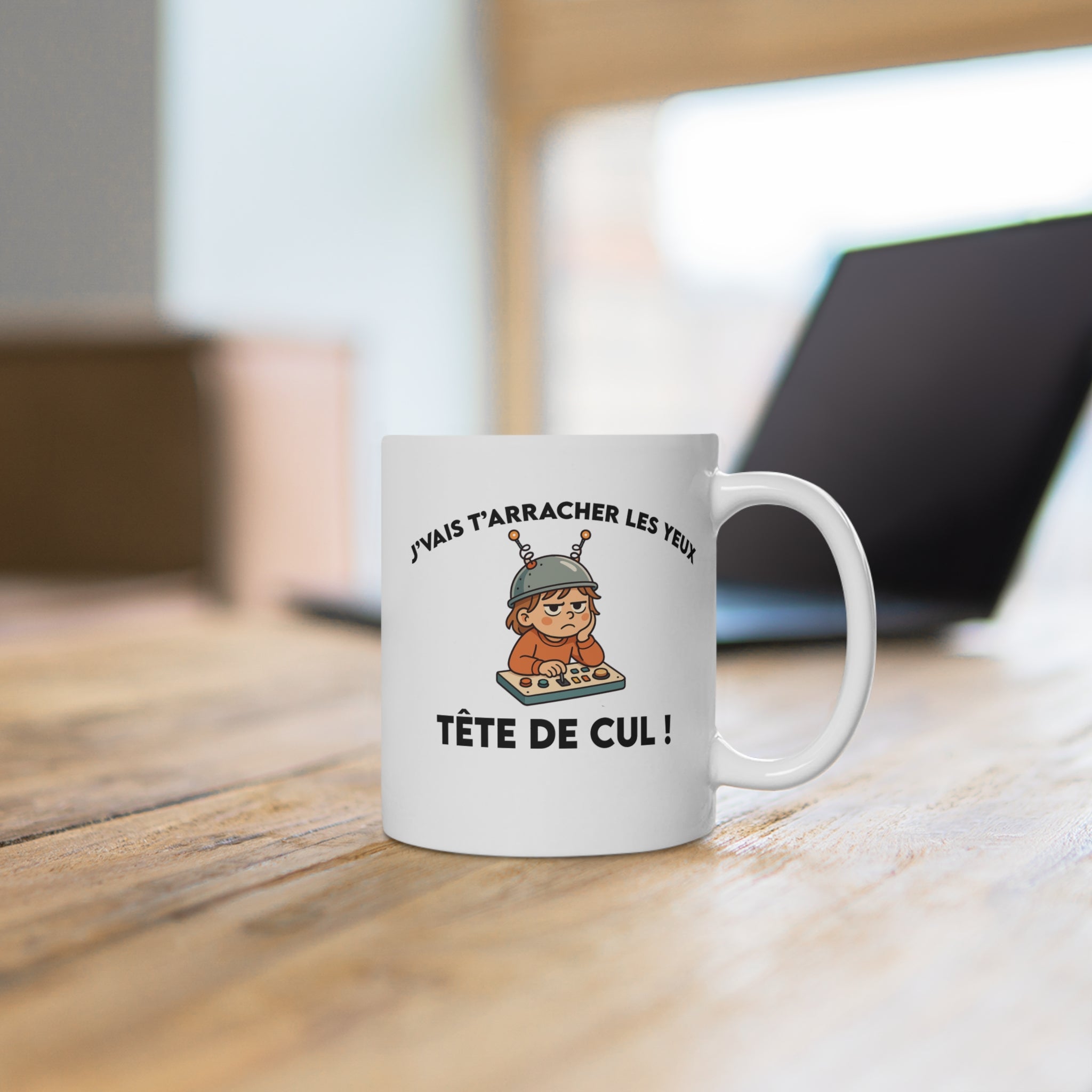 Mug humour noir « J’vais t’arracher les yeux, tête de cul ! » – mug drôle Gen Z, cadeau pote / collègue – illustration IA